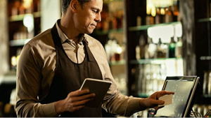 hospitality-professional-operating-modern-pos-terminal